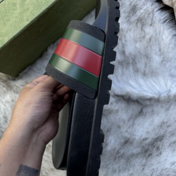 Gucci Black and Green Sandals with Iconic Design - Picture 5 of 6